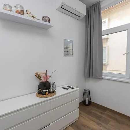 アパート The House 1 *